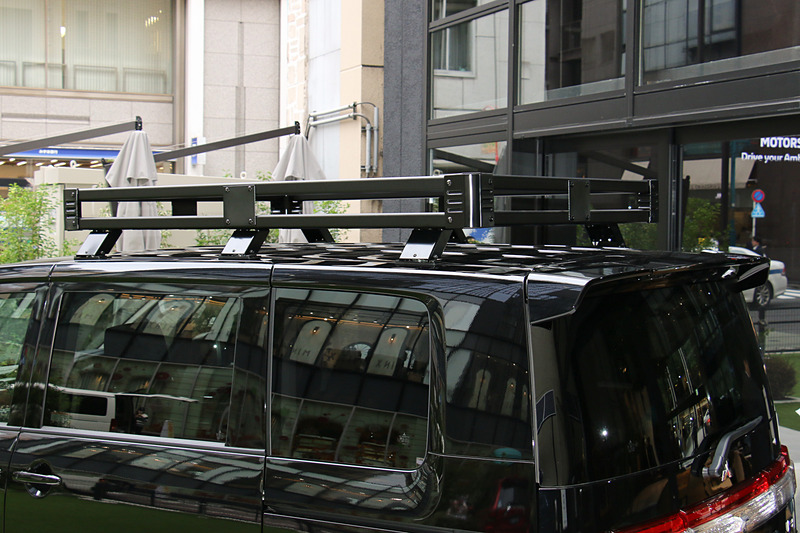 ブラック塗装の「ヘビーデューティキャリア」（左）や「レイズ製ホイール＆ラグナットセット」（中央、右）は“推奨オプション”と位置付けられている