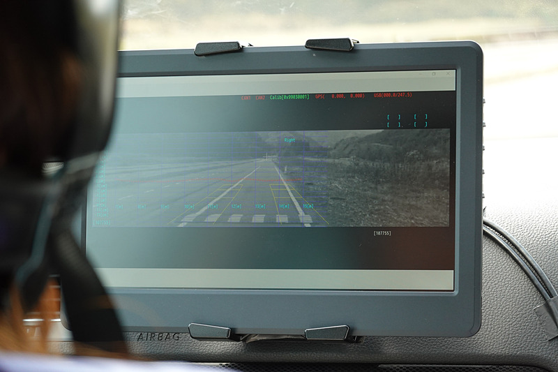 プレビュー用ステレオカメラで前方の路面をリアルタイムに解析。安価ながら、高性能なサスペンションを実現できる