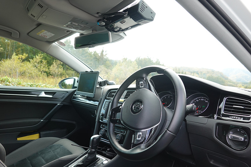 ゴルフに取り付けられたステレオカメラ。このステレオカメラでプレビュー制御を行なう