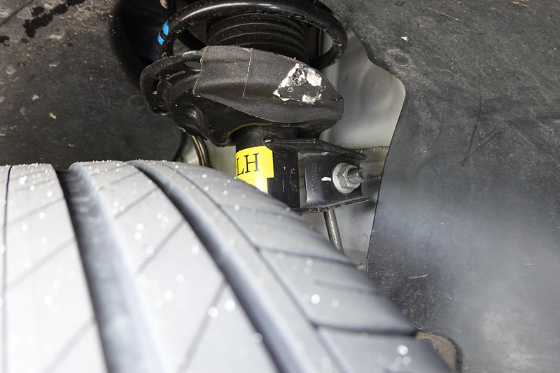 高性能セミアクダンパー。左が前輪、右が後輪のダンパー