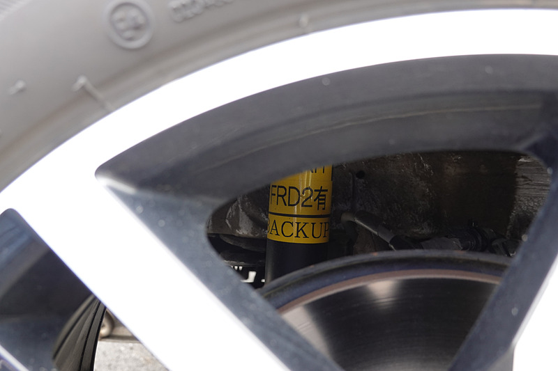 高性能セミアクダンパー。左が前輪、右が後輪のダンパー