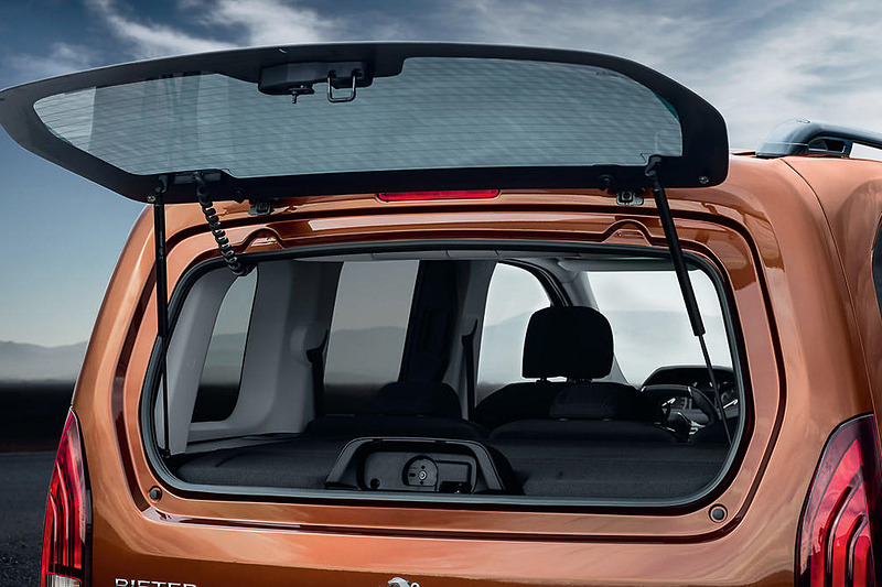 リアオープニングガラスハッチの採用でゲートと独立してラゲッジスペースにアクセス可能