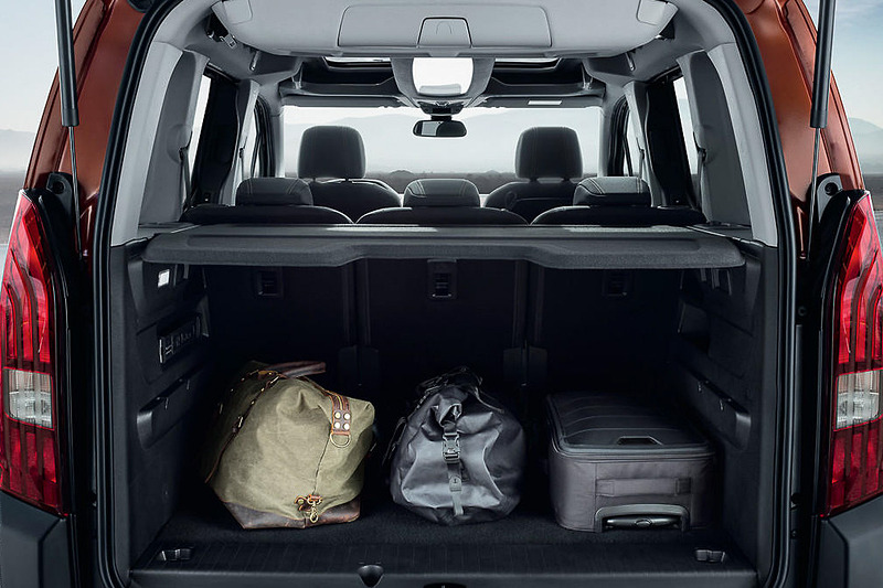 リアオープニングガラスハッチの採用でゲートと独立してラゲッジスペースにアクセス可能