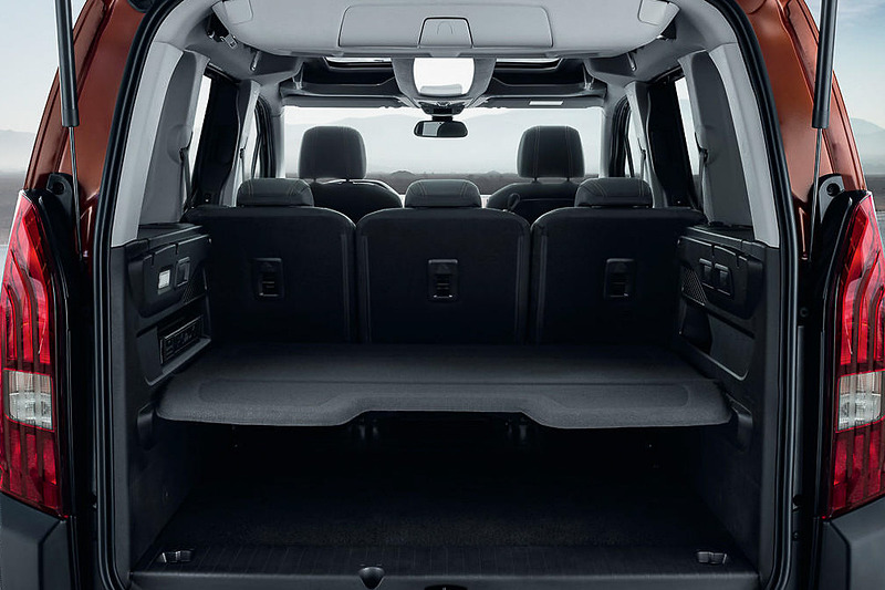 リアオープニングガラスハッチの採用でゲートと独立してラゲッジスペースにアクセス可能