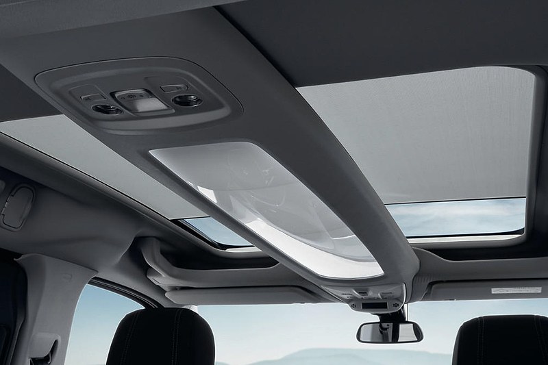 天井部分に各種収納スペースを配置