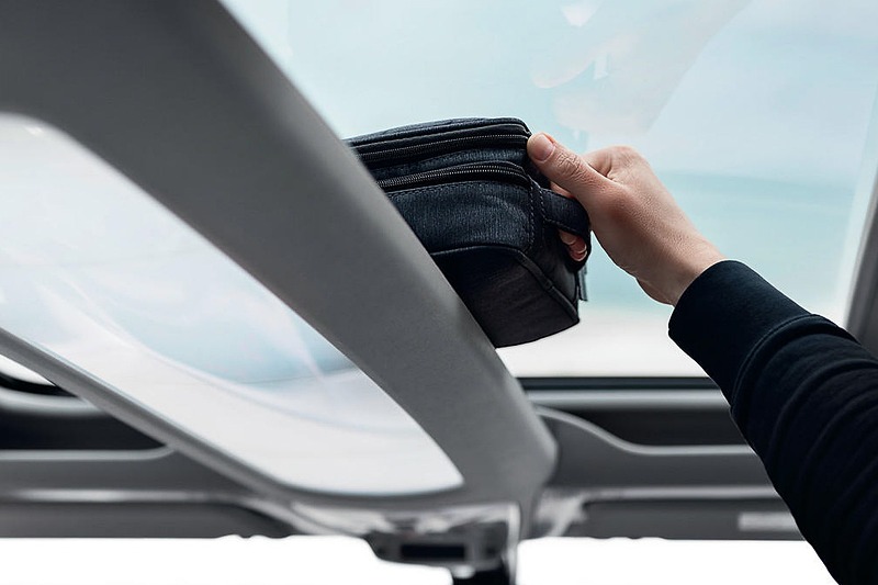 天井部分に各種収納スペースを配置