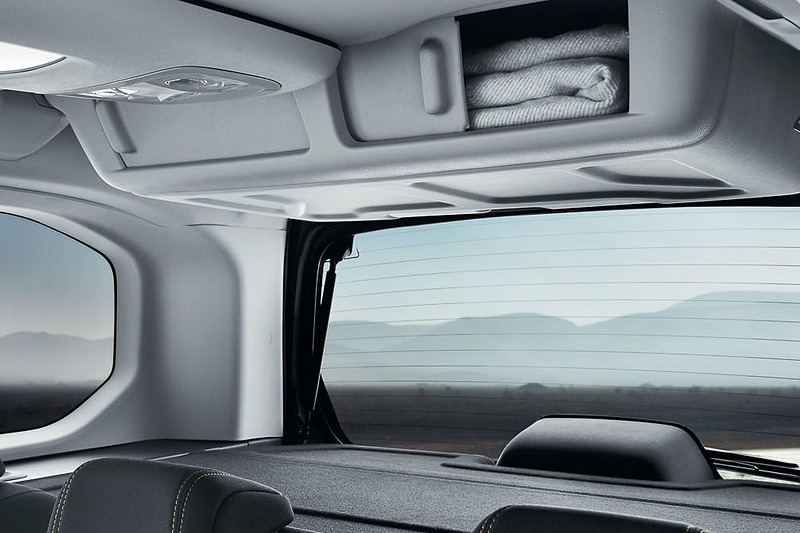 天井部分に各種収納スペースを配置