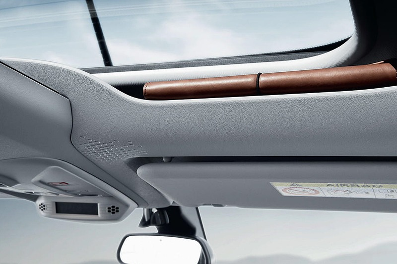 天井部分に各種収納スペースを配置