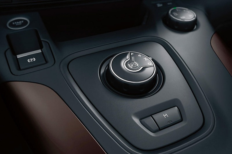 8速ATシフター（手前のダイヤル）とアドバンスドグリップコントロール（奥のダイヤル）