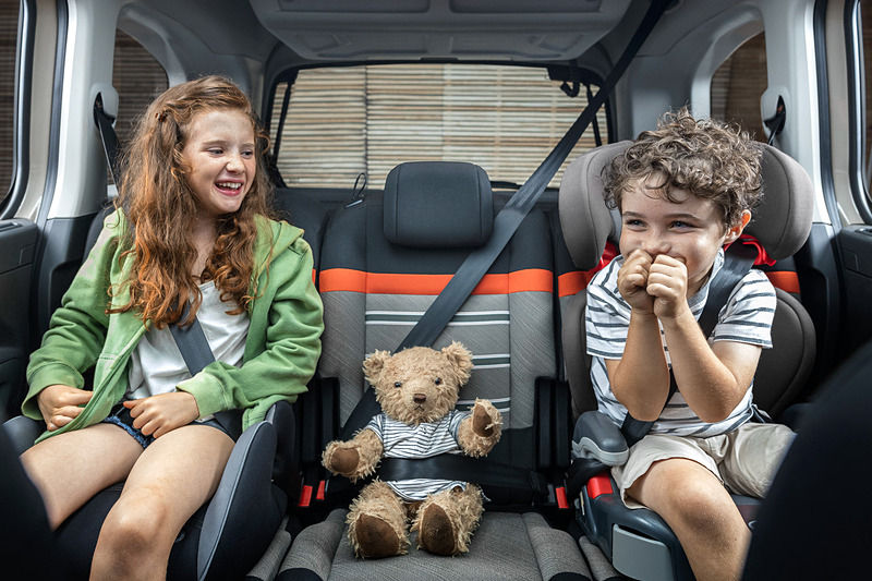 リアシートは3座独立式で個別に折畳みが可能、3座それぞれにISOFIXフックを装備する