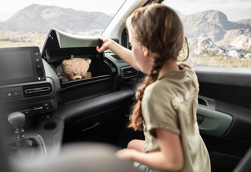 各種収納スペースが用意されるインテリア