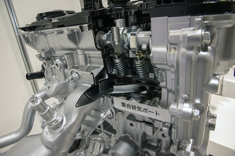 3気筒エンジンは1-2-3番で240度ごとの爆発になり、これで排気の干渉が起きないというメリットがある。エンジンの特性を作るうえで低速トルクを稼ぎやすいとのこと