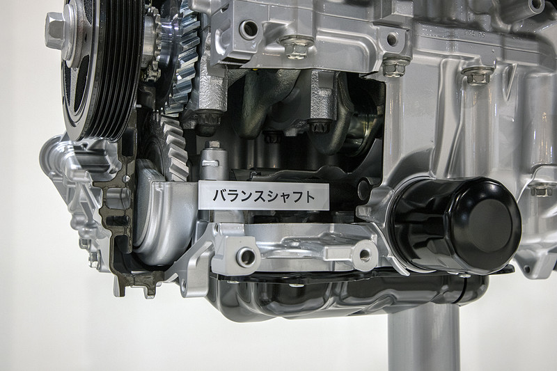 3気筒エンジンは1000rpm以下での振動が出やすいので、ガソリン車用のM15Aではギヤ駆動式のバランスシャフトを採用。不要な回転域では抵抗になるバランスシャフトを切り離せる構造になっている。ハイブリッド用のM15Aでは振動が出やすい領域をモーターが受け持つので、バランスシャフトは外されている