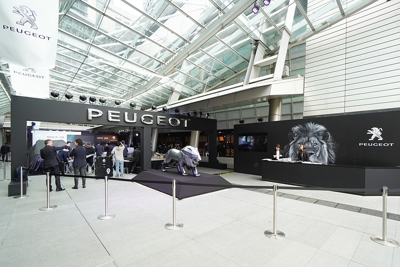 プジョーブランド体感イベント「PEUGEOT SHOW 2019 -UNBORING THE FUTURE-」の会場となっている六本木ヒルズ 大屋根プラザ