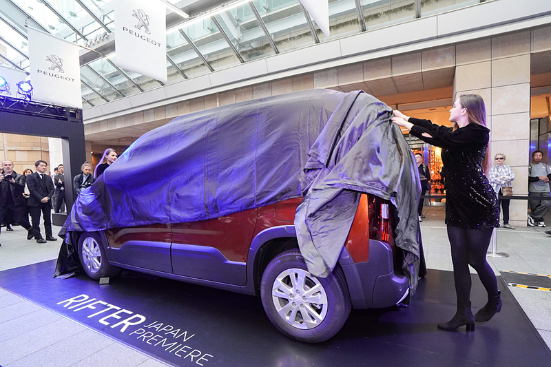 まず「リフター」がアンベールされる