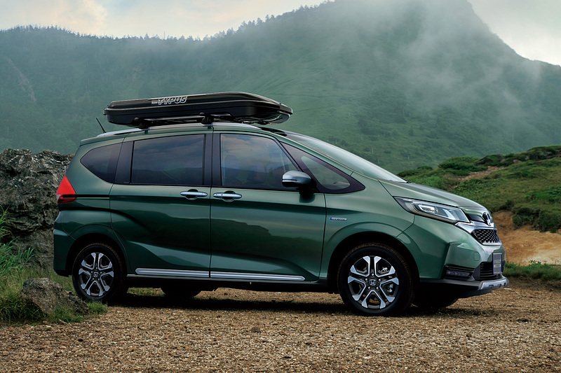 ホンダアクセスの純正アクセサリーを装着した「フリード クロスター」