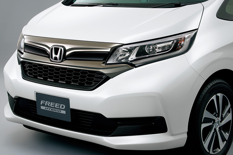 「フロントグリル」（ダーククロームメッキ）