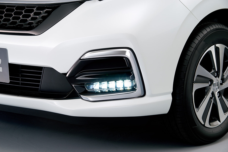 「LEDフォグライト」（5連タイプ。ガーニッシュはクロームメッキ）