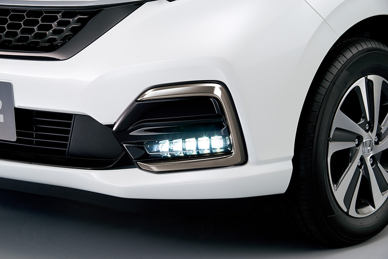 「LEDフォグライト」（5連タイプ。ガーニッシュはダーククロームメッキ）