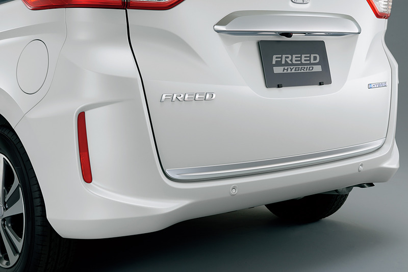 「テールゲートガーニッシュ」（シルバー塗装）