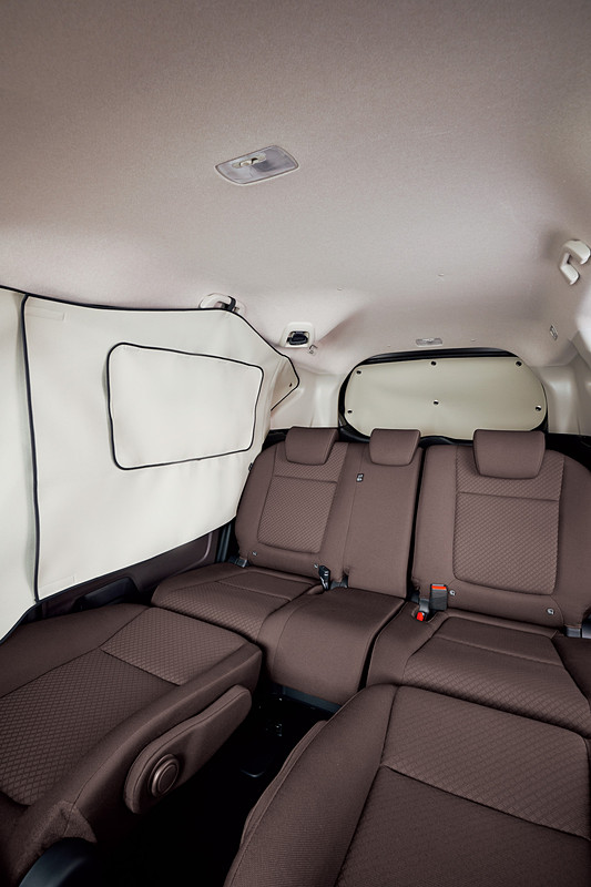 車中泊などに便利な「プライバシーシェード」