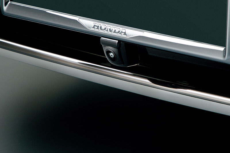 フロント側のナンバープレートフレームに装着される「フロントカメラシステム」