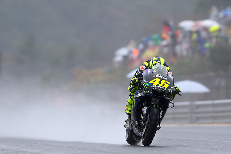 弱い雨が降り続いた午前、バレンティーノ・ロッシ選手（Monster Energy Yamaha MotoGP）の走行。予選結果は10番手