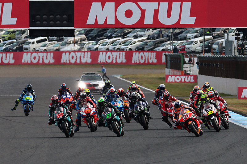 決勝レーススタート。ホールショットはマルケス選手が決める