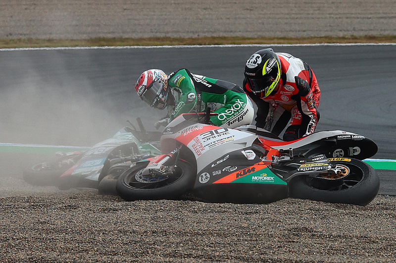 スタート直後に1コーナーで転倒しリタイアした長島選手