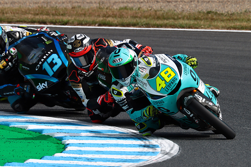 最終ラップ、最終コーナーのバトル。鈴木選手は4番手に