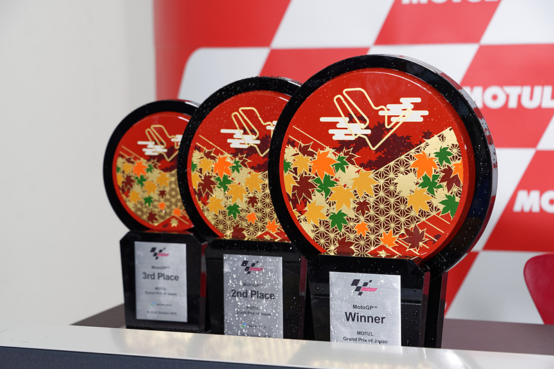 MotoGPクラスの優勝トロフィー