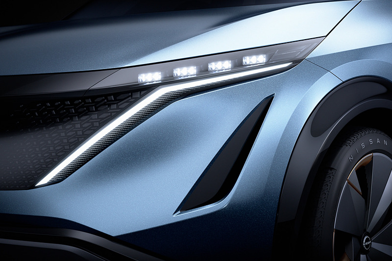 超極薄LEDヘッドライトを採用