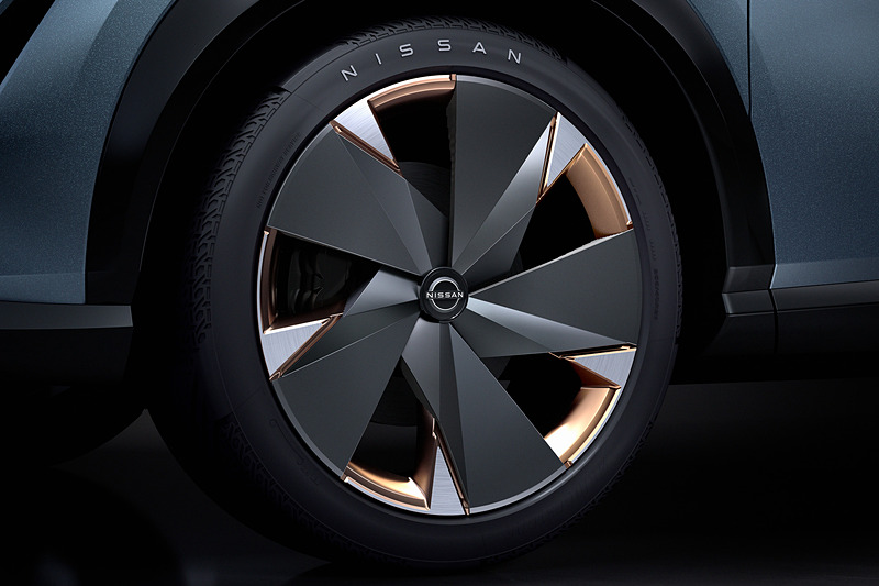 5本スポークの21インチ大径アルミホイール。カッパー塗装がアクセントとなっている