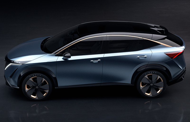 ルーフやドアミラー、前後のフェンダーなどはブラック塗装