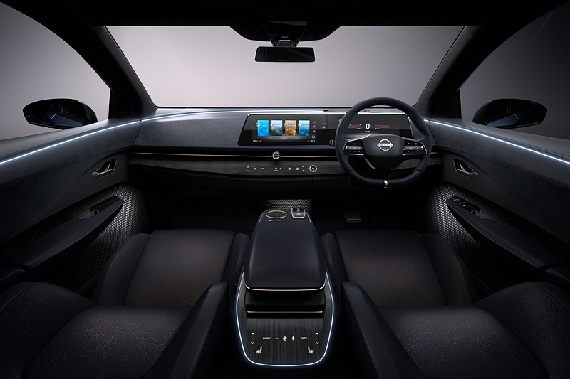 ダッシュボードとドアパネルを連続させて広々とした車内空間を演出