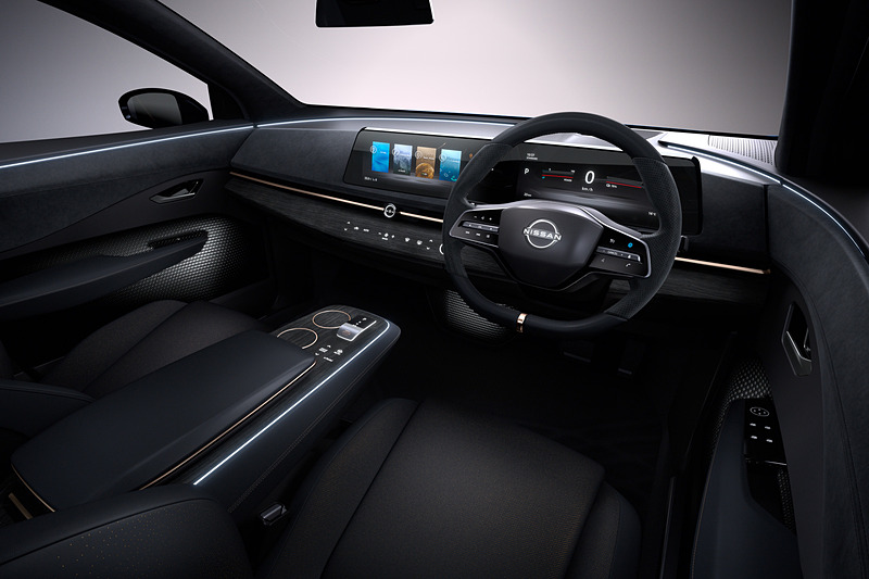 インパネのスイッチ類はスタートボタンと12.3インチディスプレイモニターの操作ノブ、エアコン操作ノブのみ