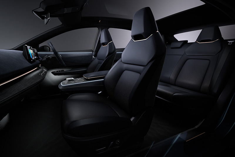 シート表皮はパーフォレーテッドレザー。カッパーカラーの素材をアクセントに使っている