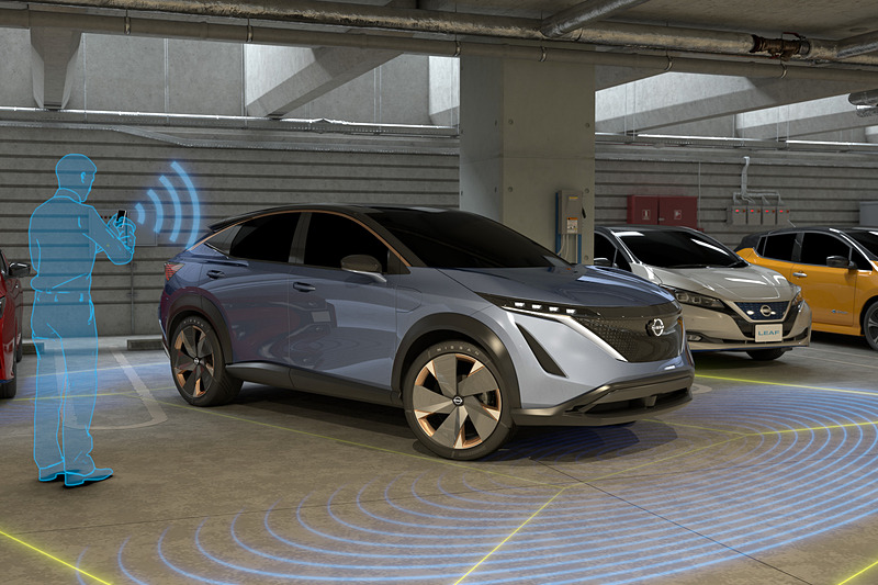 車外からスマホや専用デバイスを使って駐車できる「プロパイロット リモートパーキング」を搭載