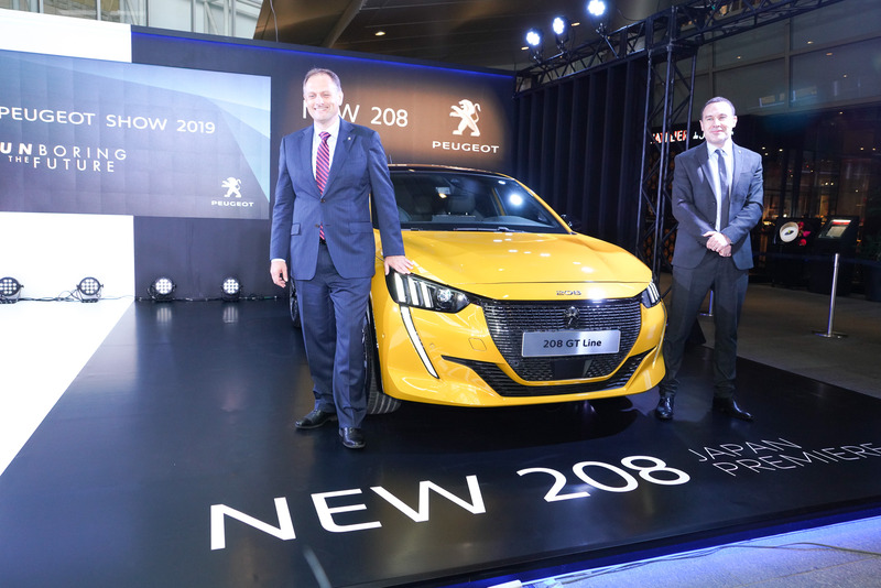 日本初公開された新型「208」とプジョー・シトロエン・ジャポン株式会社 代表取締役社長 クリストフ・プレヴォ氏（左）、プジョー・シトロエン・ジャポン株式会社 マーケティング部 マーケティング部長 トマ・ビルコ氏（右）