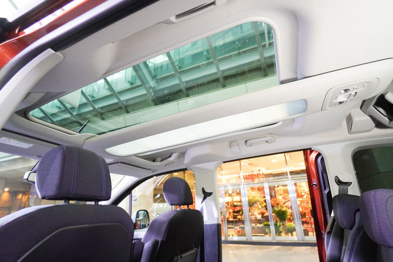 マルチパノマミックルーフ。中央は収納コンパートメントにもなる