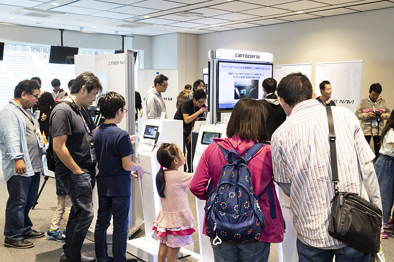 発表されたばかりの新型サイバーナビなどの実機を配置