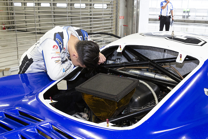 エンジンルームをチェックする姿も