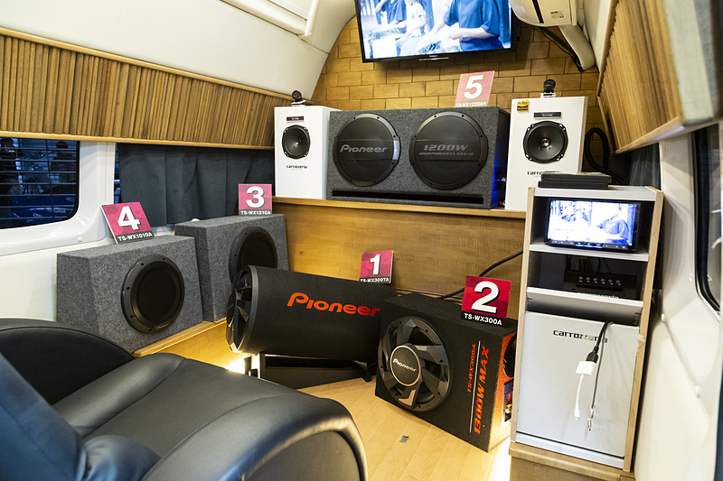 ピット内ではオーディオの試聴が可能だった