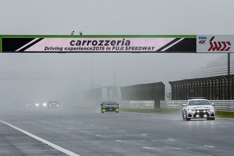 サーキット走行はあいにくの天候