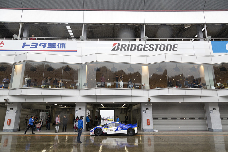 ピット前。一般のスポーツ走行がキャンセルとなったためほぼ貸切状態
