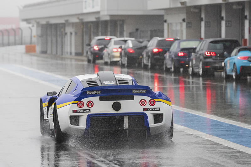 コースインを待つ参加者の横を走り抜けていく