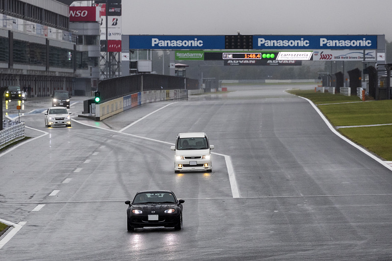 参加車両はミニバンからスポーツカーまでさまざま