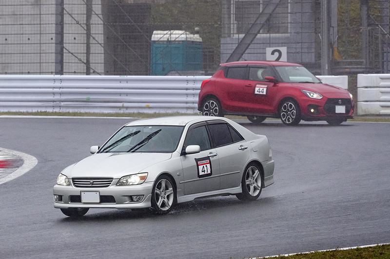 参加車両はミニバンからスポーツカーまでさまざま