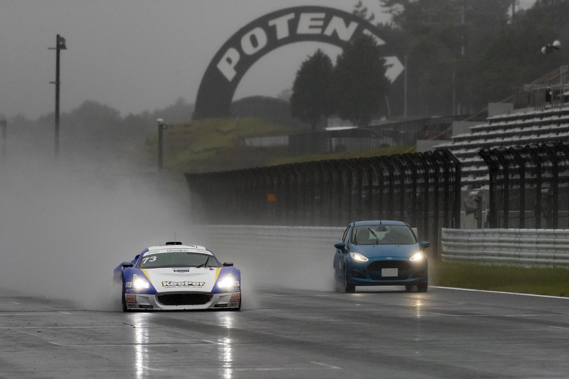 パイオニアが富士スピードウェイにおいてユーザー向けのサーキットイベント「カロッツェリア ドライビング エクスペリエンス 2019」を開催。小林可夢偉選手のドライブする車両を愛車からサーキットサファリのような状態で見ることもできた