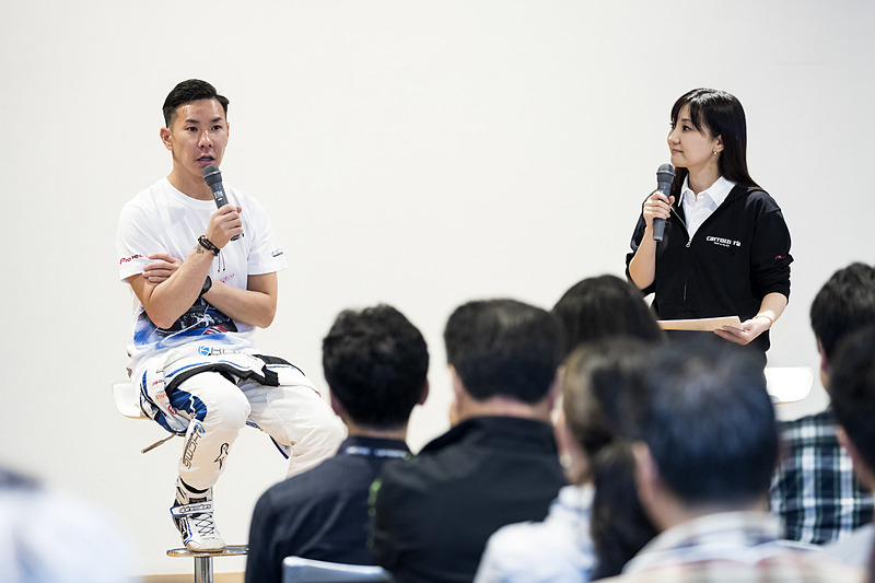 30分ほど行なわれたトークショーでは話が脱線しまくり